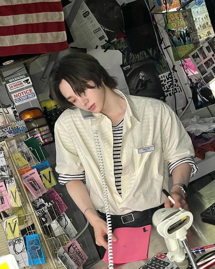 전화를 어깨로받네,,,