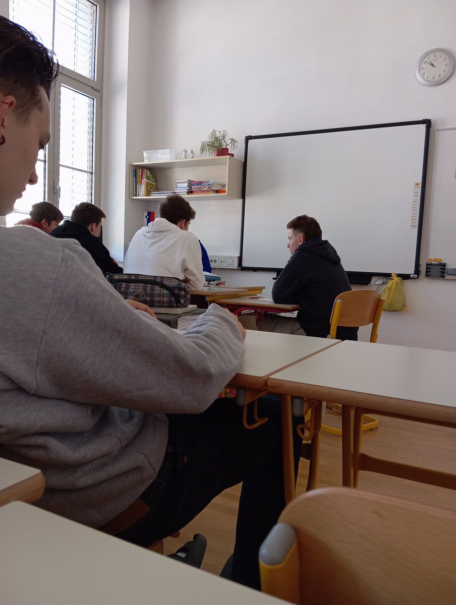LazarUrban's tweet photo. Danes, na Gimnaziji Jurija Vege Idrija pri uri slovenščine so 4 dijaki, 2.T razreda, ustno vprašani snov iz književnosti.Upamo na najboljše rezultate.❤️
.
.
.
#gjv #Slovenija #gimnazijajurijavege #ustnospraševanje #upamodaninegativnaocena #zajebani #takoletakole https://t.co/h3NYPvC3J1