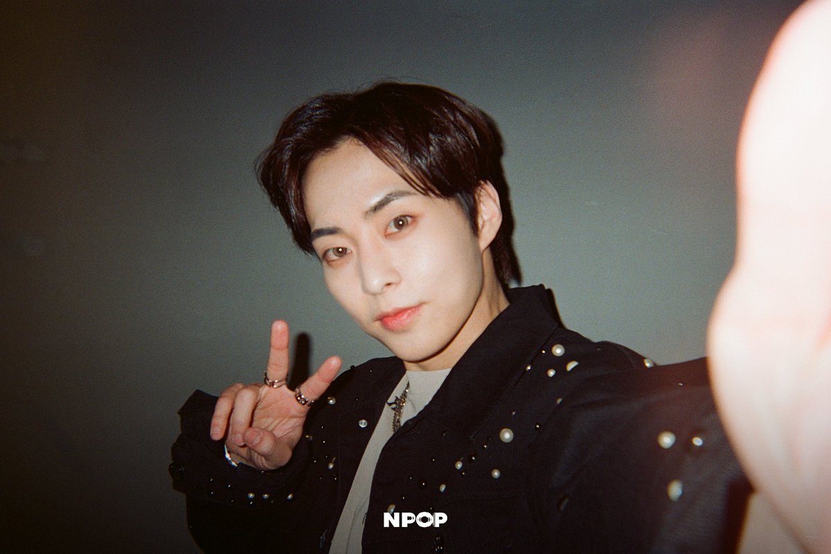NPOP_OFFICIAL's tweet photo. 𝗡𝗣𝗢𝗣 𝗟𝗜𝗠𝗜𝗧𝗘𝗗 𝗘𝗗𝗜𝗧𝗜𝗢𝗡 - 𝗦𝗜𝗗𝗘 𝗔 
슈냥포착 zip.🐾

시우민의 팔색조 같은 매력이 담긴
애프터 파티에 초대합니다!
4/9(수) 8PM(KST) NPOP YouTube에서!🖤

#XIUMIN #시우민 @XIUMIN_INB100
#InterviewX #MakeYouLaLa #LostParadise
#NPOP #엔팝 #KPOP https://t.co/yX5L8wwdWy