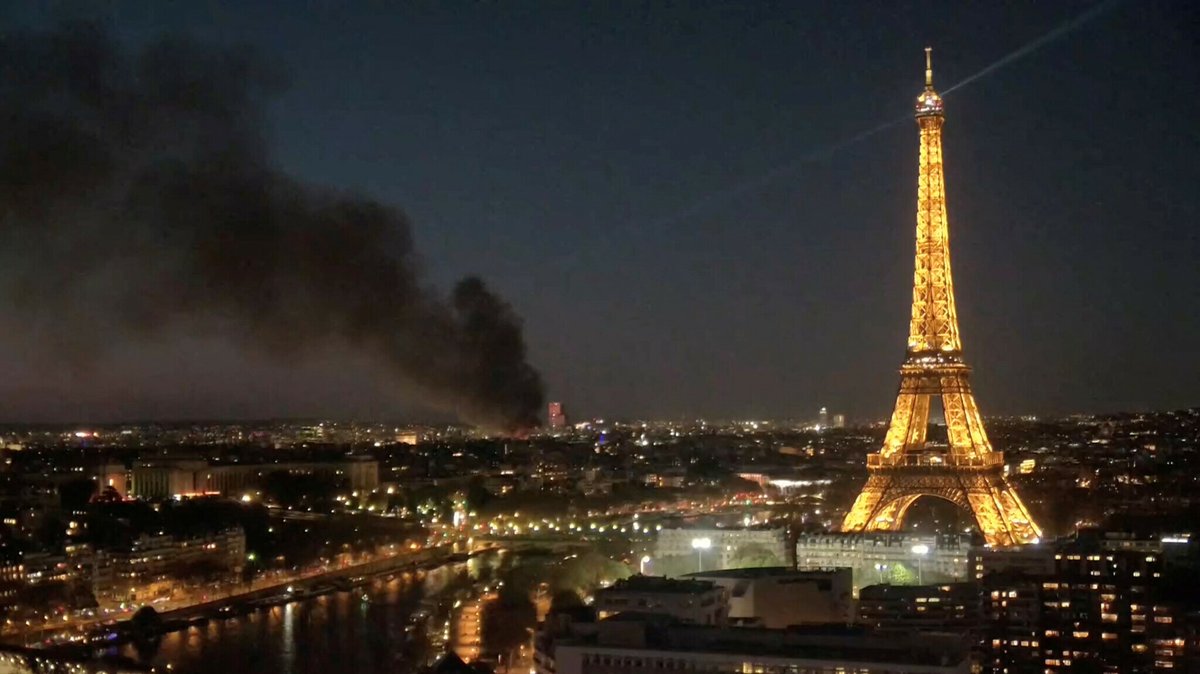 France24_en's tweet photo. 🚒🇫🇷 A massive #fire tore through a building in 🇫🇷 #Paris’s 17th arrondissement on Monday, sending flames and thick black smoke billowing into the sky.

🌫️ The inferno cast a dark cloud over the French capital.

📷 Reuters 

Read more ➡️ https://t.co/RFGIAqJ34u https://t.co/PgJF6LWHWm
