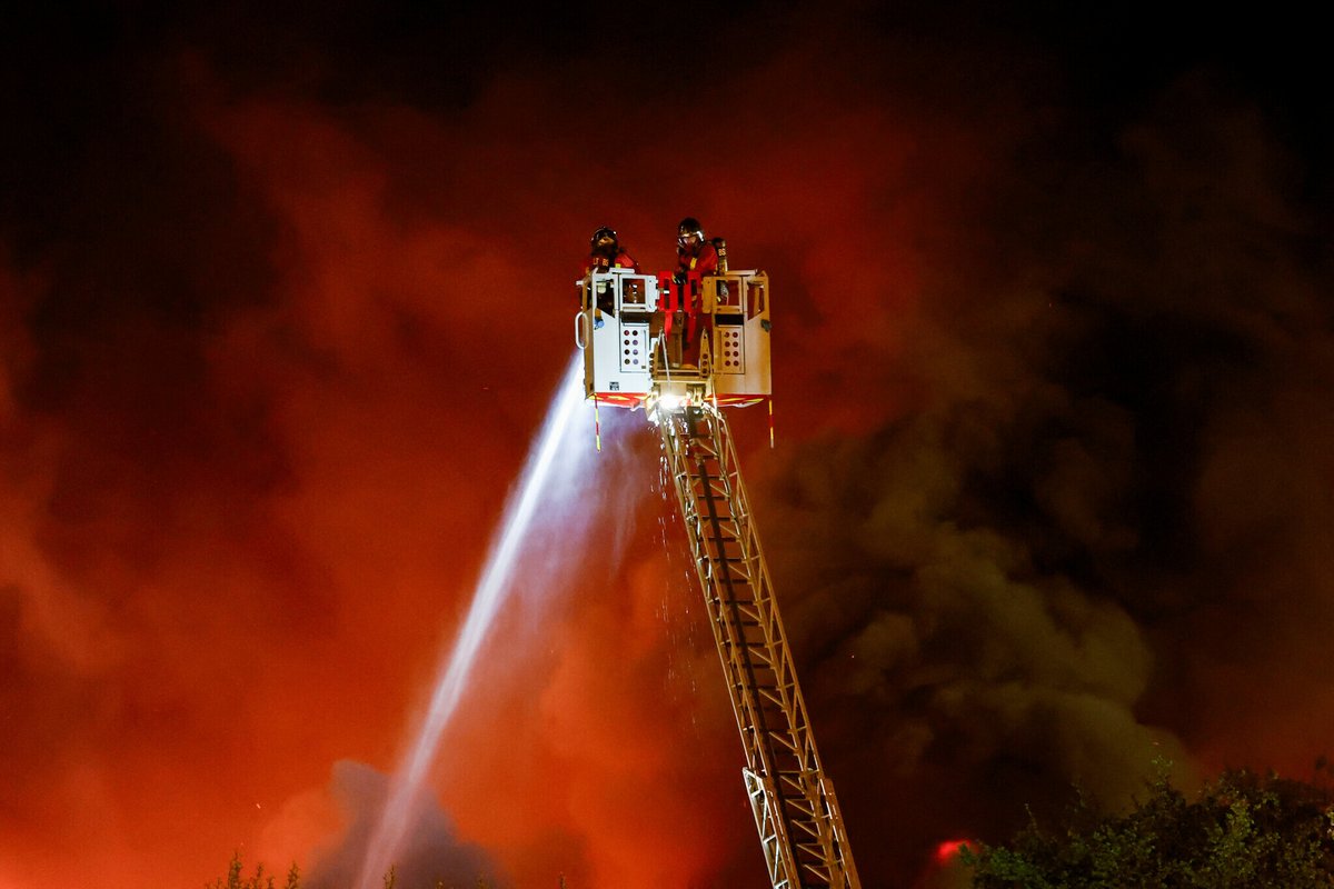 France24_en's tweet photo. 🚒🇫🇷 A massive #fire tore through a building in 🇫🇷 #Paris’s 17th arrondissement on Monday, sending flames and thick black smoke billowing into the sky.

🌫️ The inferno cast a dark cloud over the French capital.

📷 Reuters 

Read more ➡️ https://t.co/RFGIAqJ34u https://t.co/PgJF6LWHWm