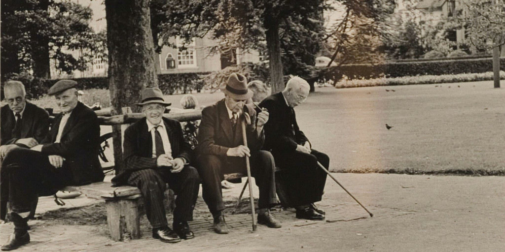 In menig winkelcentrum is er een samenscholingsverbod voor 'hangouderen'. Vroeger was dat wel anders. In veel dorpen kregen bejaarden hun eigen plek toegewezen. Nog steeds zijn er in heel Nederland de zogenaamde ‘leugenbankjes’ te vinden: bit.ly/3XOOV8T👴🏻