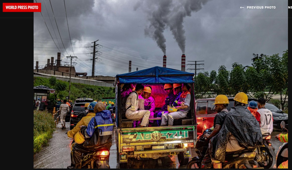 ainurohman's tweet photo. Prestasi internasional yang membanggakan dgn cerita yg bikin miris.  

Fotografer Indonesia Mas Agung Wilis Yudha Baskoro menjadi pemenang World Press Photo Award 2025 untuk kategori wilayah Asia Pasifik dan Oseania.

Foto ini diambil di Weda Tengah, Maluku Utara, menampilkan pekerja tambang yang berdesakan di bak truk, dekat smelter nikel.

Berdasarkan komentar juri, foto ini menangkap dampak industri asing dan aksi pertambangan terhadap masyarakat lokal. Berbagai isu kompleks seperti eksploitasi bahan mentah, pencemaran lingkungan, dan pengaruh kekuatan korporasi menyatu dalam satu bingkai. 

Kontak mata langsung dari para pekerja ke fotografer seakan menarik viewer masuk ke dalam cerita. Bahwa ada dampak manusiawi yg serius dalam pertambangan nikel ini.

Dalam keterangan foto ini, Indonesia Weda Bay Industrial Park saat ini menyumbang 17% produksi nikel skala global. Namun, ekspansi tambang memicu deforestasi yang memperparah banjir di kawasan ini. 

Sementara itu polusi udara dari smelter nikel dan pembangkit listrik berbasis batu bara semakin meningkat. Sebuah puskesmas setempat mencatat lonjakan 25 kali lipat kasus penyakit pernapasan antara tahun 2020 sampai 2023.