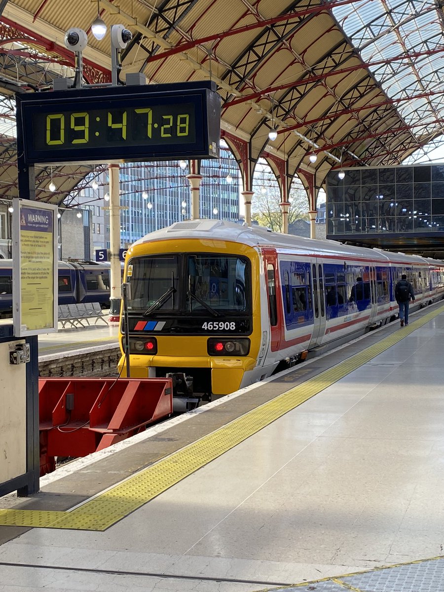 loypass_SCCar's tweet photo. 🚈☀️ A deliciously retro start to my weekday weekend of touring the South. @chilternrailway @Se_Railway @SouthernRailUK @NetworkRailVIC #NetworkSoutheast #class465 #class82 #Mk3 https://t.co/duIEnYIA8i