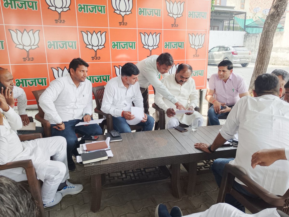 dushyantbhatbjp's tweet photo. विभिन्न संगठनात्मक विषयों एवं आगामी कार्यक्रमों को लेकर भाजपा पानीपत के अध्यक्षों की बैठक ली। बैठक में सभी से चर्चा कर कार्यक्रमों की विस्तृत योजना बनाई। https://t.co/w3xZ68SkAx