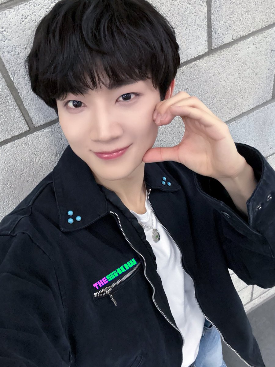 theshow_offcl's tweet photo. [★374회 더쇼초이스 후보②]
1년 만에 컴백한 템둥이들 노래 진짜 너무 좋아요!
한 번만 듣긴 아쉽고 한 번만 보긴 아쉽고
진짜 많이 보고 듣게 되는 Unfreeze!
하지만 너무 많이 봐서 내 핸드폰은 과부하로 freeze...🥲
#THESHOW #Unfreeze #TEMPEST #템페스트 @TPST__official https://t.co/D3nydlWMls