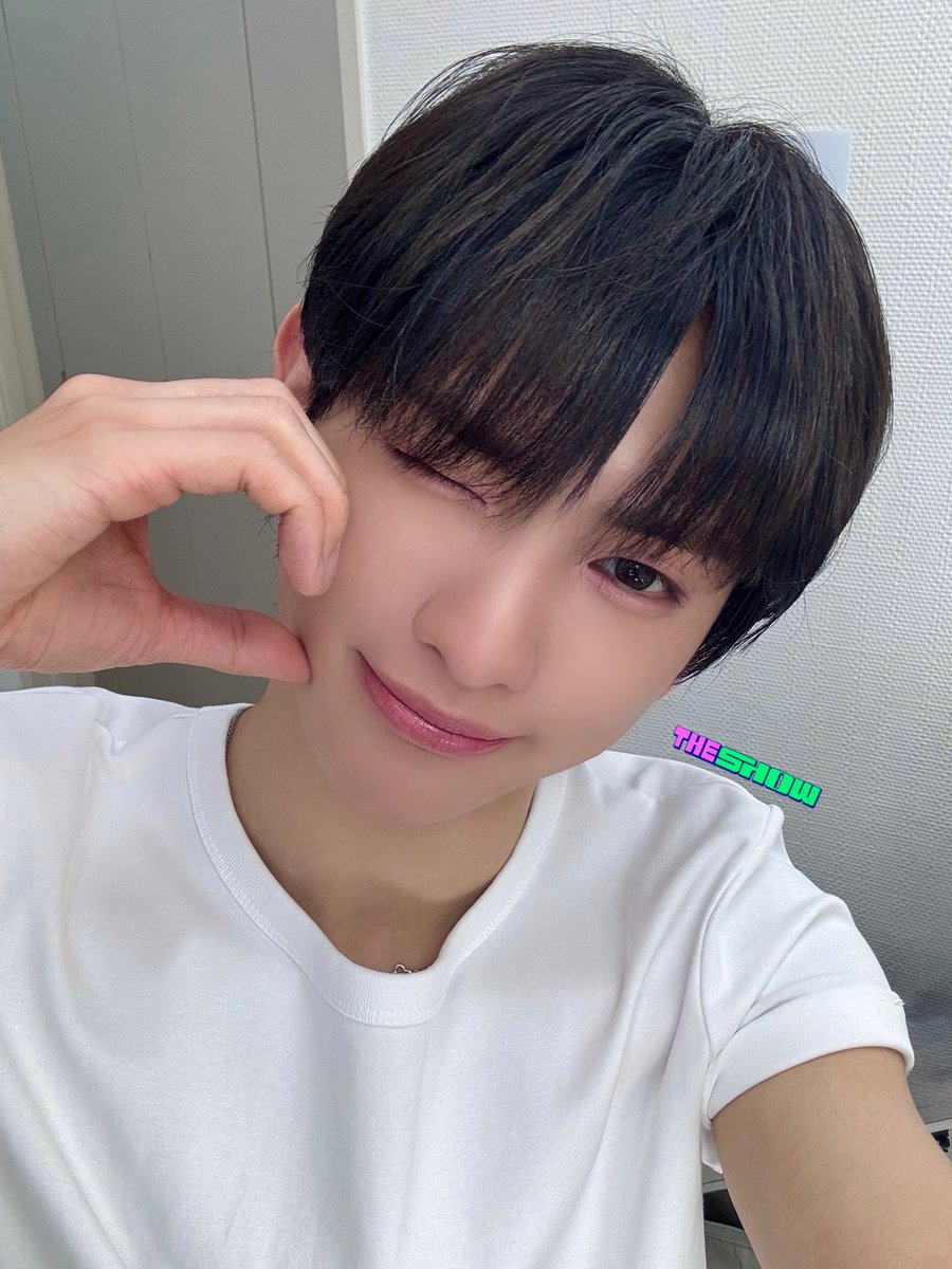 theshow_offcl's tweet photo. [★374회 더쇼초이스 후보②]
1년 만에 컴백한 템둥이들 노래 진짜 너무 좋아요!
한 번만 듣긴 아쉽고 한 번만 보긴 아쉽고
진짜 많이 보고 듣게 되는 Unfreeze!
하지만 너무 많이 봐서 내 핸드폰은 과부하로 freeze...🥲
#THESHOW #Unfreeze #TEMPEST #템페스트 @TPST__official https://t.co/3JN4CtvxAo