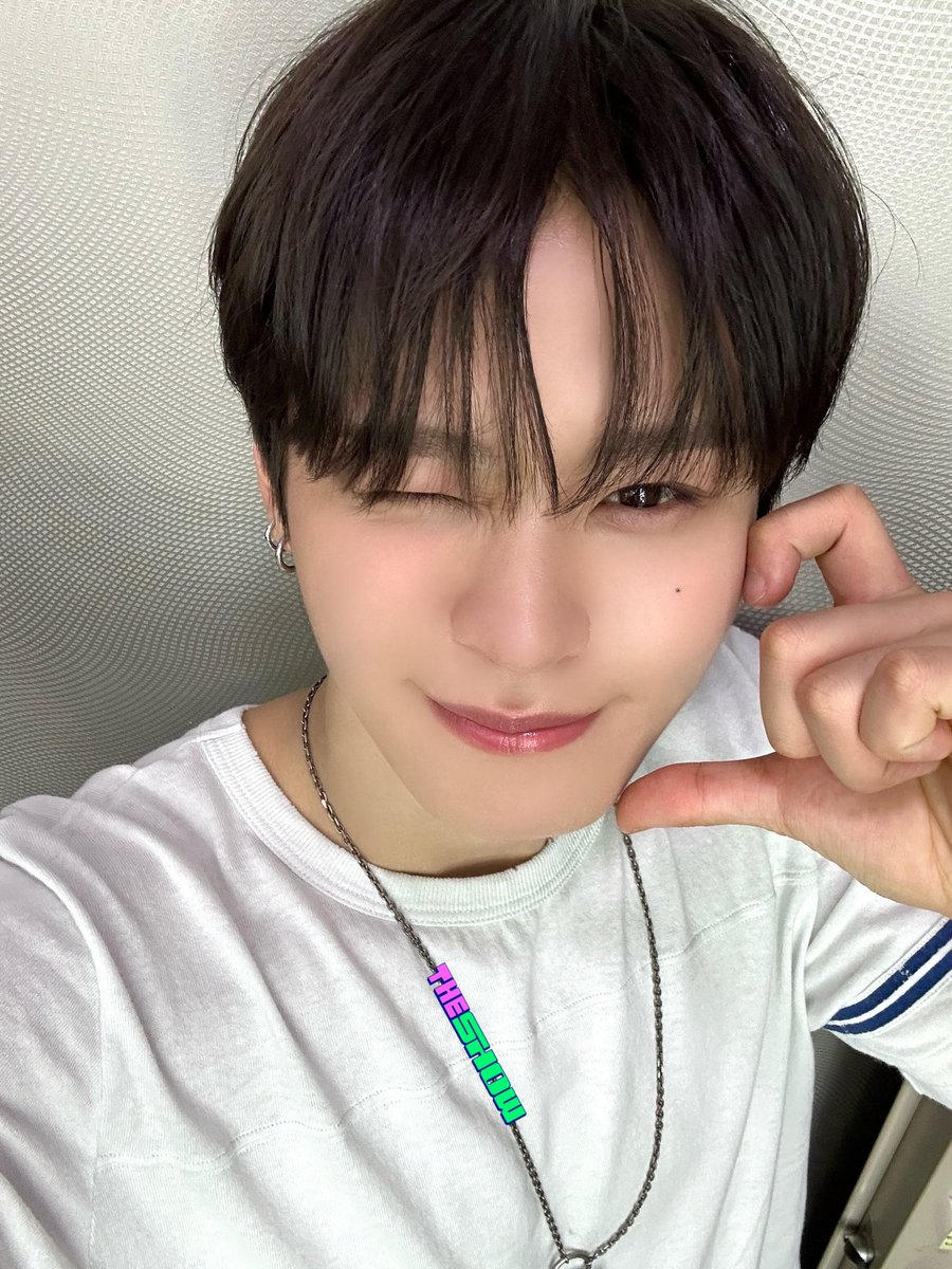 theshow_offcl's tweet photo. [★374회 더쇼초이스 후보②]
1년 만에 컴백한 템둥이들 노래 진짜 너무 좋아요!
한 번만 듣긴 아쉽고 한 번만 보긴 아쉽고
진짜 많이 보고 듣게 되는 Unfreeze!
하지만 너무 많이 봐서 내 핸드폰은 과부하로 freeze...🥲
#THESHOW #Unfreeze #TEMPEST #템페스트 @TPST__official https://t.co/3JN4CtvxAo