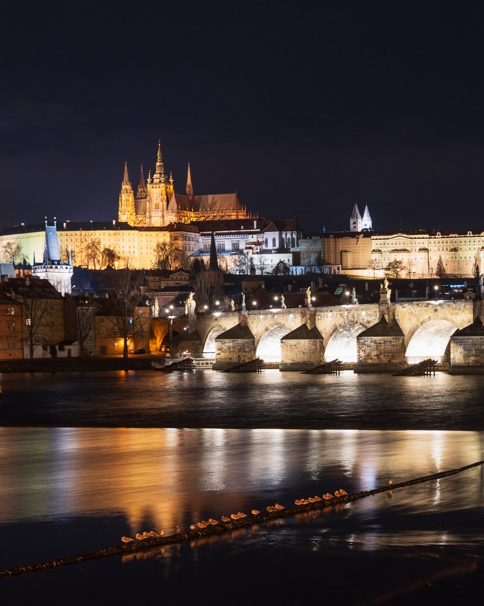 lensscripts's tweet image. Even the birds had to pause and soak up the view — Prague nights hit different 🕊️🏰

#praguecastle #charlesbridge #stvituscathedral #vltavariver #oldtown #czechrepublic #gothicarchitecture #sonyalpha #sonya7iv #tamron2875 #tamron #nightphotography #nightstroll #riverfront