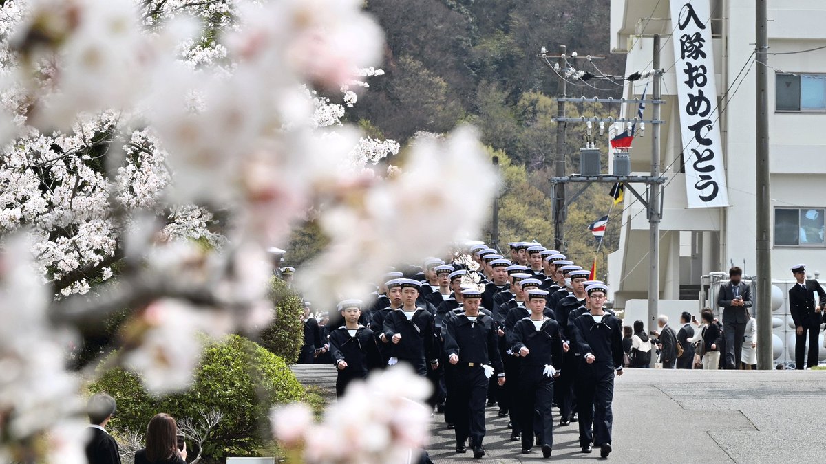 JMSDF_mrh's tweet photo. ⚓#舞教日記⚓～入隊式～
第23期一般海曹候補生課程・第33期自衛官候補生課程の入隊式が行われました🎉
#海上自衛隊 #海自舞鶴 #舞鶴教育隊 https://t.co/cN69QgfHm5