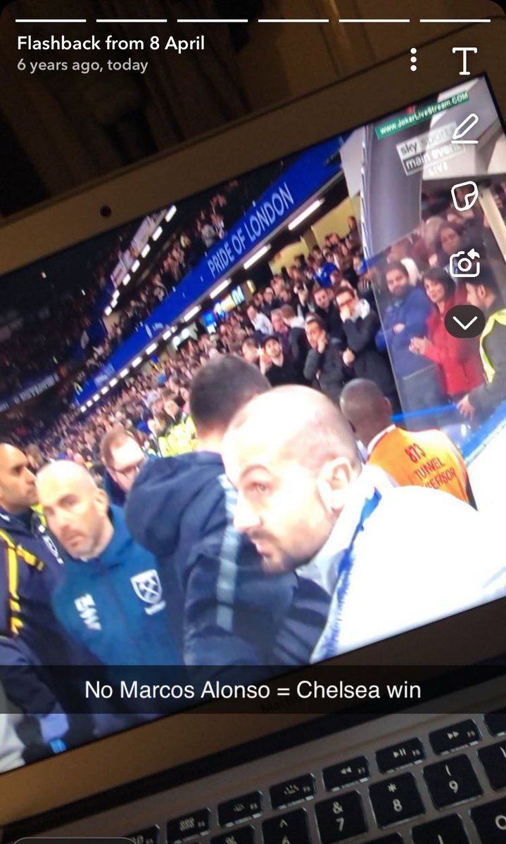 therealwgh1's tweet photo. Flashback from 6 years ago today. Chelsea vs West Ham. Sarri walking down the tunnel and look who he’s walking past. 👀🤣

#Maresca #cfc https://t.co/M7x8fH8JLm