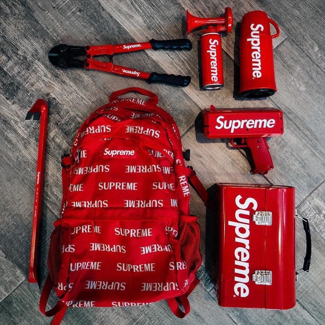 learaybrand's tweet photo. Influence from big brands &amp; instagram are getting corporate to think more about their merchandise game. 🧠 https://t.co/mFPmZeE3g6