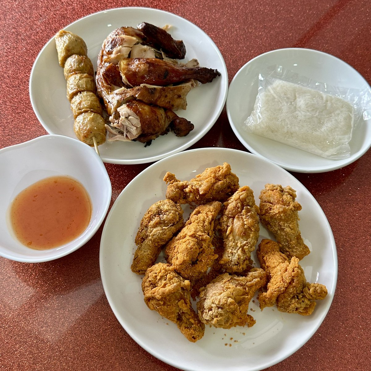 ไก่ย่าง 5 ดาวลดเยอะมาก! กดปุ่ม offers ใน grabfood ก่อนจ่ายเงินด้วยนะ จะได้ลดเพิ่มอีก 1 ต่อเลยย นี่ได้ทั้งไก่วิงซ์เผ็ด ไก่ย่าง ไก่จ๊อ แถมมีข้าวเหนียวด้วย กดมากินช่วงบ่ายอิ่มคุ้มสุดๆ