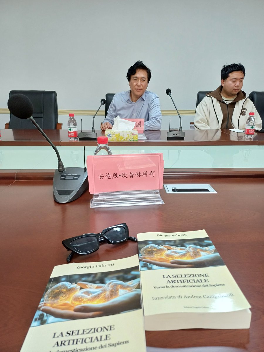 andreacampri's tweet photo. Presentazione del mio #libro #LaSelezioneArtificiale verso la #domesticazione dei #Sapiens in #Cina #HainanUniversity #GrazieCina #bioetica #biofilosofia #biotecnologia #Darwin https://t.co/TUpFSszC56
