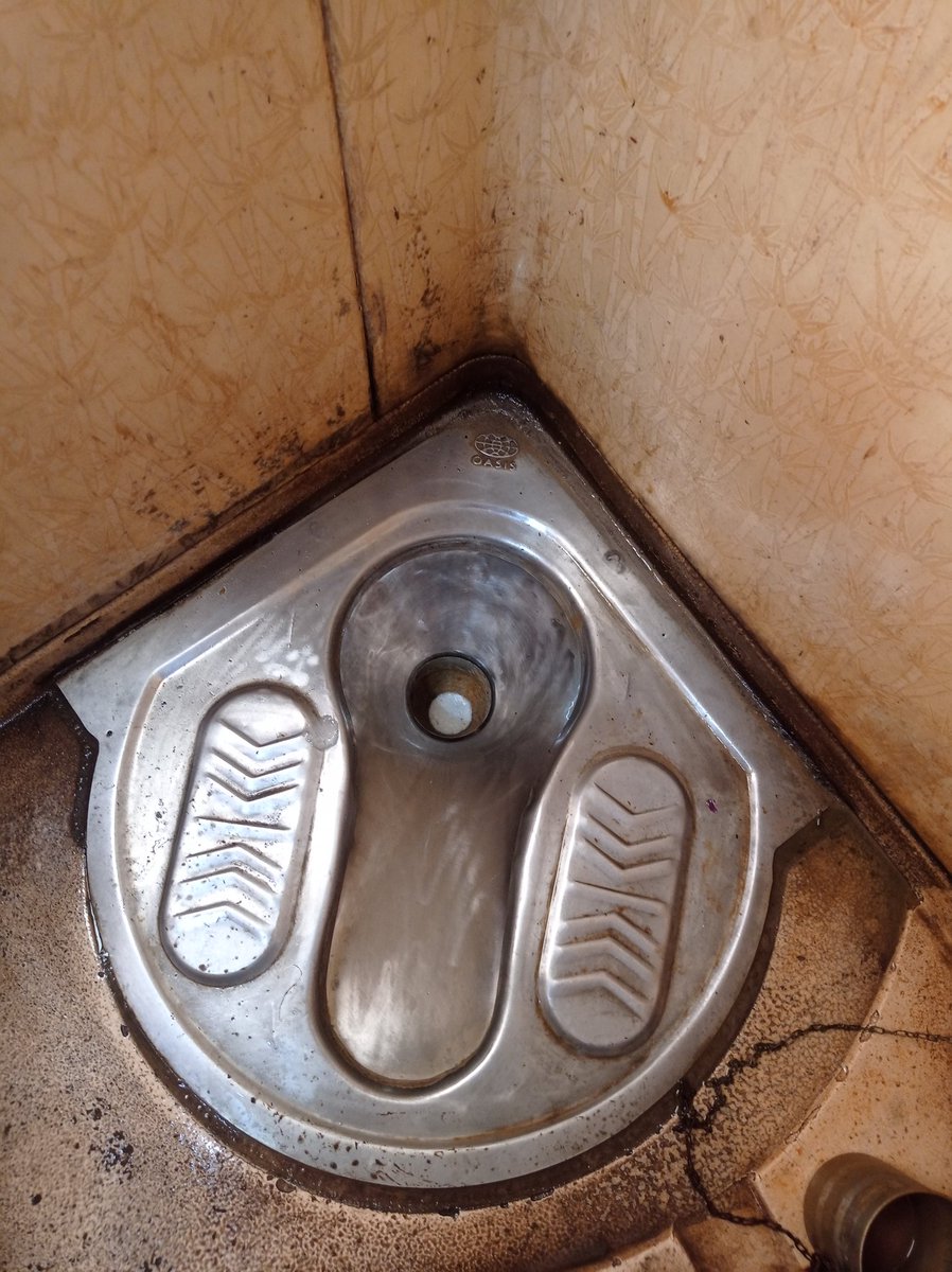 AlokeKushari's tweet photo. This is the pathetic condition of toilet #uncleaned ,#dirty of AC 3 Tier coaching of #12837 HWH PURI sf EXP train No water coming out from tap. Traveled on 29th Match 2025 PNR 6447679090 @RailMinIndia @IRCTCofficial @RailwaySeva @RailMadad @railcomplaint @AshwiniVaishnaw https://t.co/mWZ0eF6Yxo