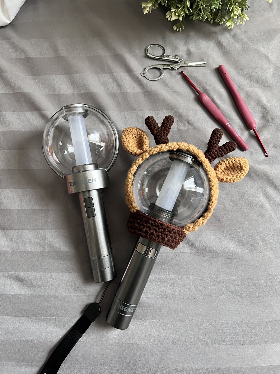 Haru9539's tweet photo. ปลอกบง ✨ พี่ใหญ่ฮีซึง
งานโครเชต์ ใส่ได้ทั้ง 2 Ver. 🦌
🧶 Chrochet Cover Enhypen Lightstick
🎀 250 บาทรวมจัดส่ง
🎀 200 บาท นัดรับหน้าคอน
💌 pls DM
#WALKTHELINE_IN_BANGKOK
#EN_WORLDTOUR_WALKTHELINE #CoverLightstick #ตลาดนัดEnhypen #แท่งไฟEnhypen https://t.co/oWo96mKguf