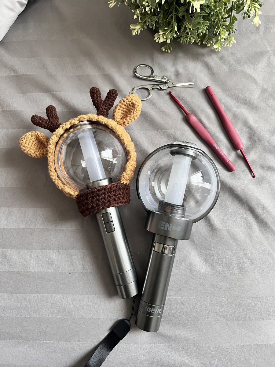 Haru9539's tweet photo. ปลอกบง ✨ พี่ใหญ่ฮีซึง
งานโครเชต์ ใส่ได้ทั้ง 2 Ver. 🦌
🧶 Chrochet Cover Enhypen Lightstick
🎀 250 บาทรวมจัดส่ง
🎀 200 บาท นัดรับหน้าคอน
💌 pls DM
#WALKTHELINE_IN_BANGKOK
#EN_WORLDTOUR_WALKTHELINE #CoverLightstick #ตลาดนัดEnhypen #แท่งไฟEnhypen https://t.co/oWo96mKguf