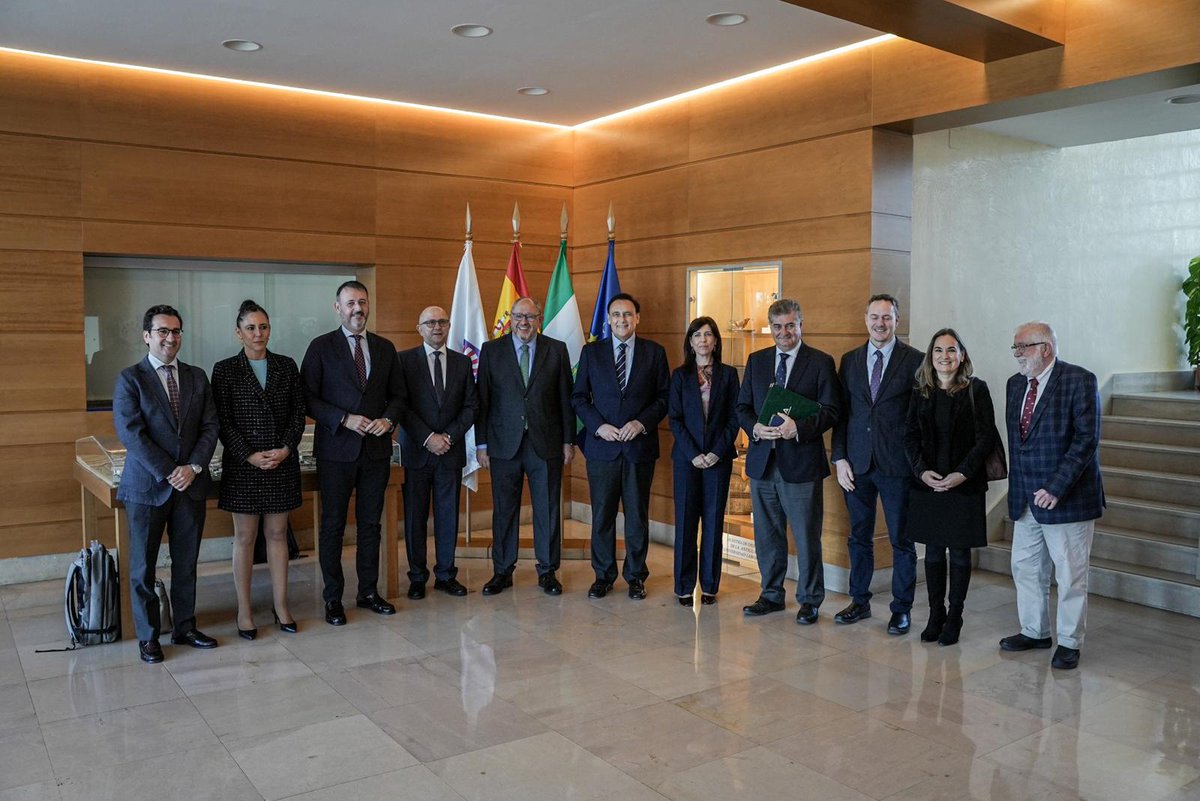 UniversidadAnd's tweet photo. 🤝 Cuatro consejerías de @AndaluciaJunta, @Univcordoba y #Fibico se unen para crear el primer centro de investigación en zoonosis de España: el CAIZEM.
🔬 @UniversidadAnd asume la presidencia y la profesora María Ángeles Risalde dirigirá el centro.
🔗 https://t.co/1zhXqL5BoL https://t.co/6XvdgQy5d4