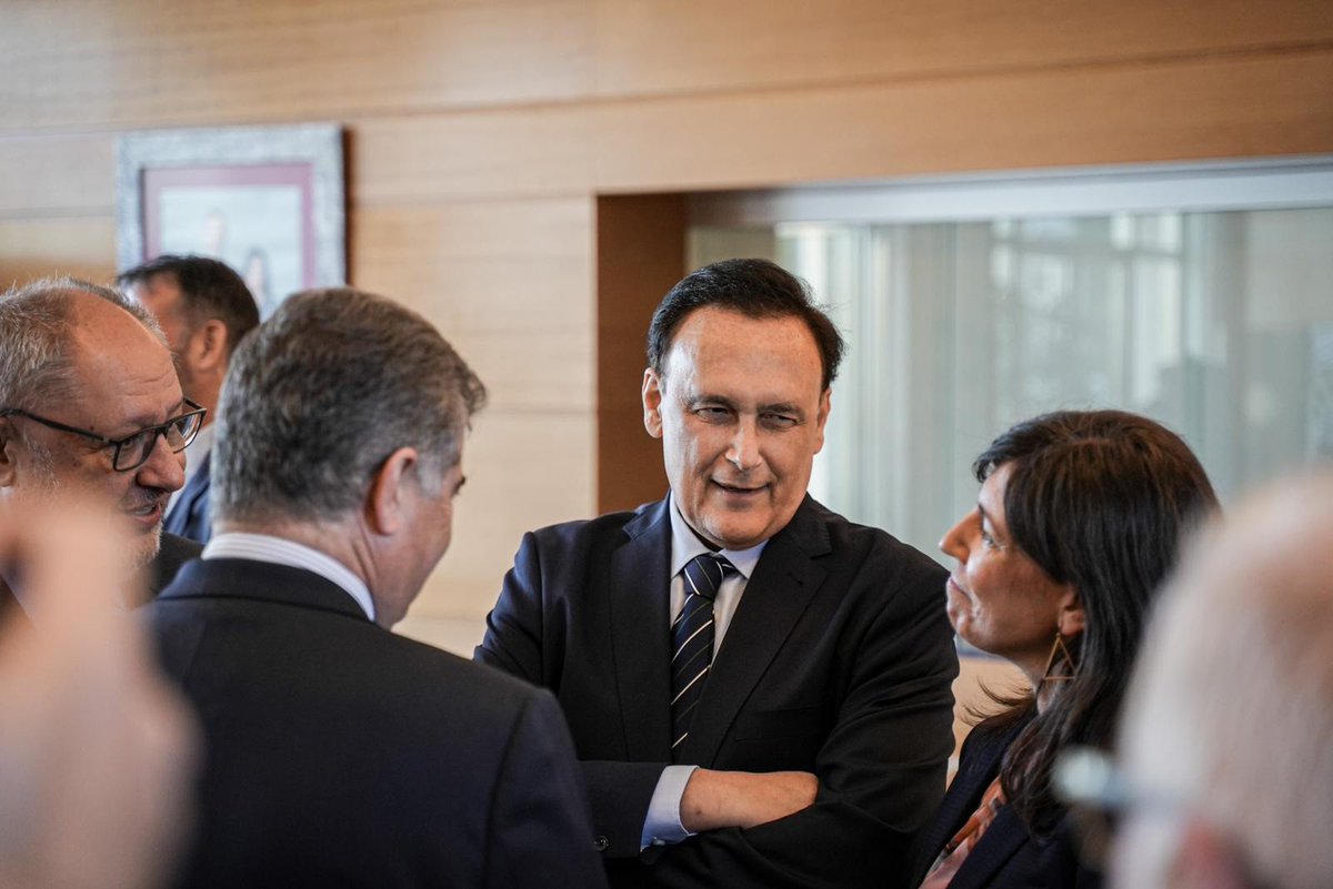 UniversidadAnd's tweet photo. 🤝 Cuatro consejerías de @AndaluciaJunta, @Univcordoba y #Fibico se unen para crear el primer centro de investigación en zoonosis de España: el CAIZEM.
🔬 @UniversidadAnd asume la presidencia y la profesora María Ángeles Risalde dirigirá el centro.
🔗 https://t.co/1zhXqL5BoL https://t.co/6XvdgQy5d4