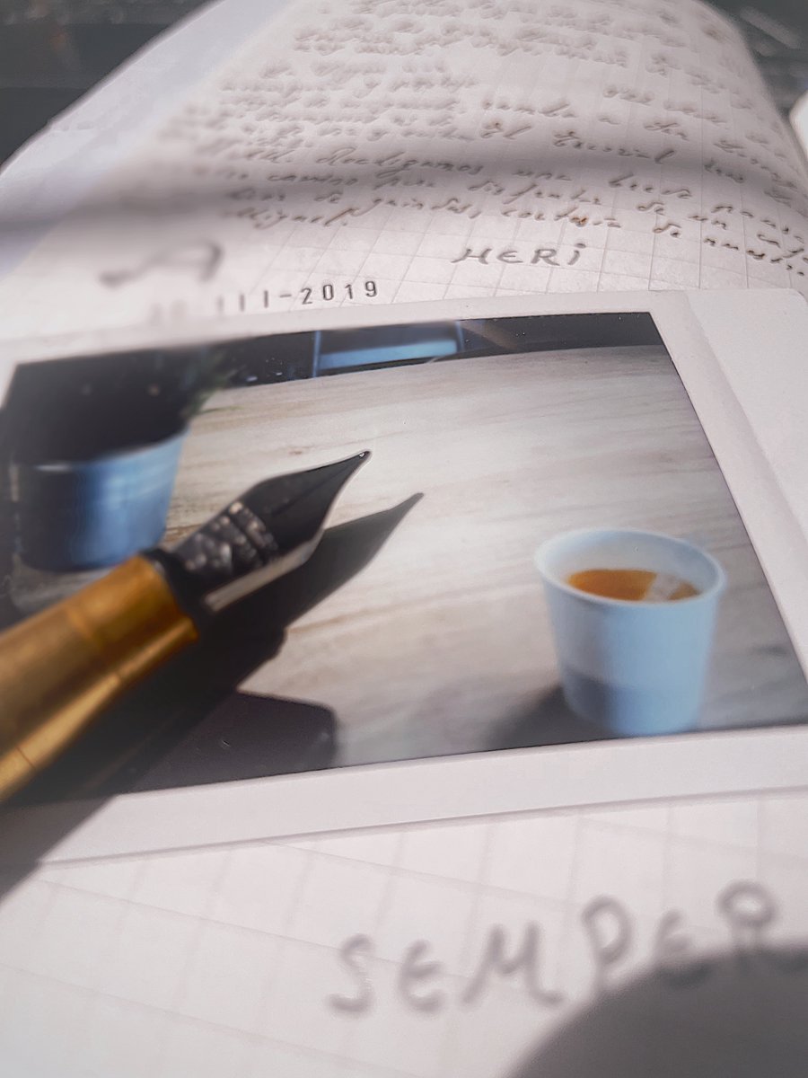 D_S_Iglesias's tweet photo. Buenos días.
Tercer café y pausa. 

Por necesidad batallo,
y una vez puesto en la silla,
se va ensanchando Castilla
delante de mi caballo.

Con café, pluma y tiempo por delante,
¿qué más se necesita para conquistar la mañana?

¿Y ustedes? ¿Con qué armas salen a cabalgar el día? https://t.co/Y7z9mKRIk0