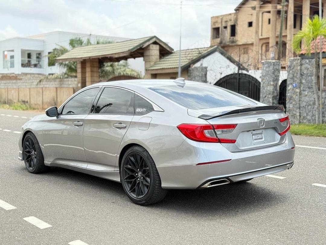 AngelAnon12's tweet photo. 2018 Honda Accord Sport, 2.0T, ¢428.9k https://t.co/Mf2QK4Ieew