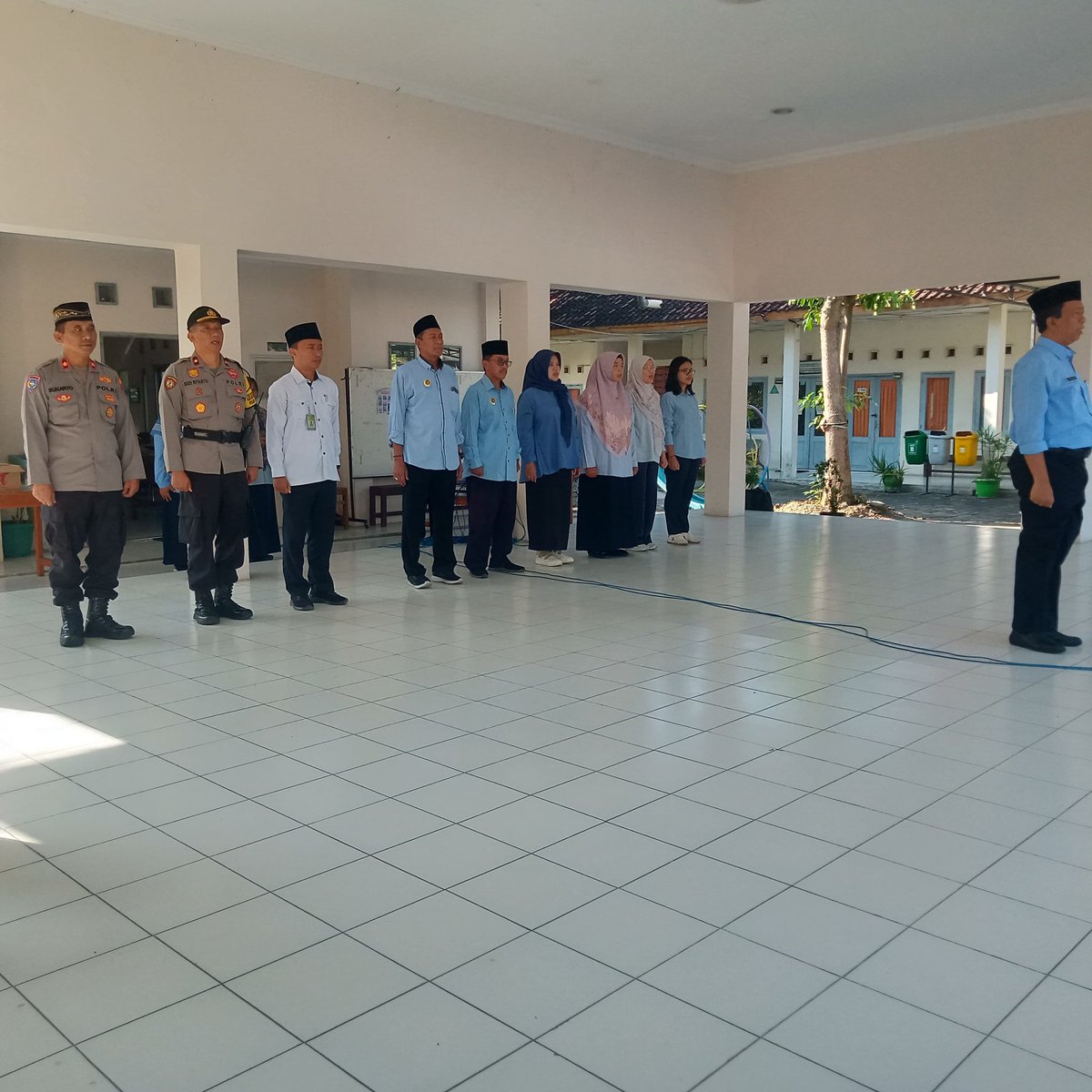 DirmanDirm97435's tweet photo. Kapolsek Bantul KOMPOL Budi Riyanto, S.Sos bersama Kanit Binmas KOMPOL Sukarto, S.IP dan Unit Binmas laksanakan apel pagi dilanjut syawalan di Kapanewon Bantul, Selasa (8/4/2025). Tingkatkan soliditas dan sinergi! #PolsekBantul #Syawalan2025 #Binmas #polresbantul @polresbantuldiy https://t.co/vEuNpfmaj1
