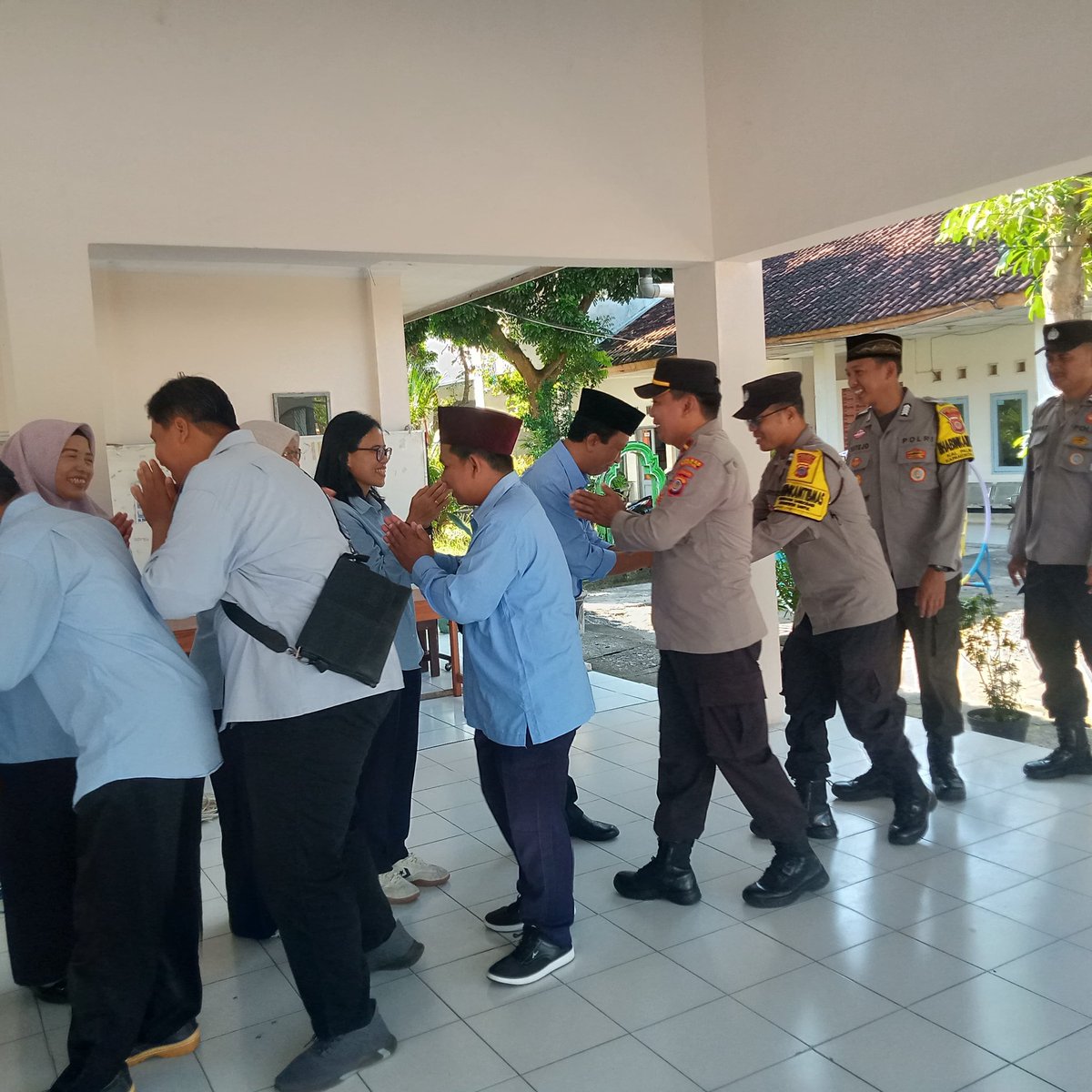DirmanDirm97435's tweet photo. Kapolsek Bantul KOMPOL Budi Riyanto, S.Sos bersama Kanit Binmas KOMPOL Sukarto, S.IP dan Unit Binmas laksanakan apel pagi dilanjut syawalan di Kapanewon Bantul, Selasa (8/4/2025). Tingkatkan soliditas dan sinergi! #PolsekBantul #Syawalan2025 #Binmas #polresbantul @polresbantuldiy https://t.co/vEuNpfmaj1