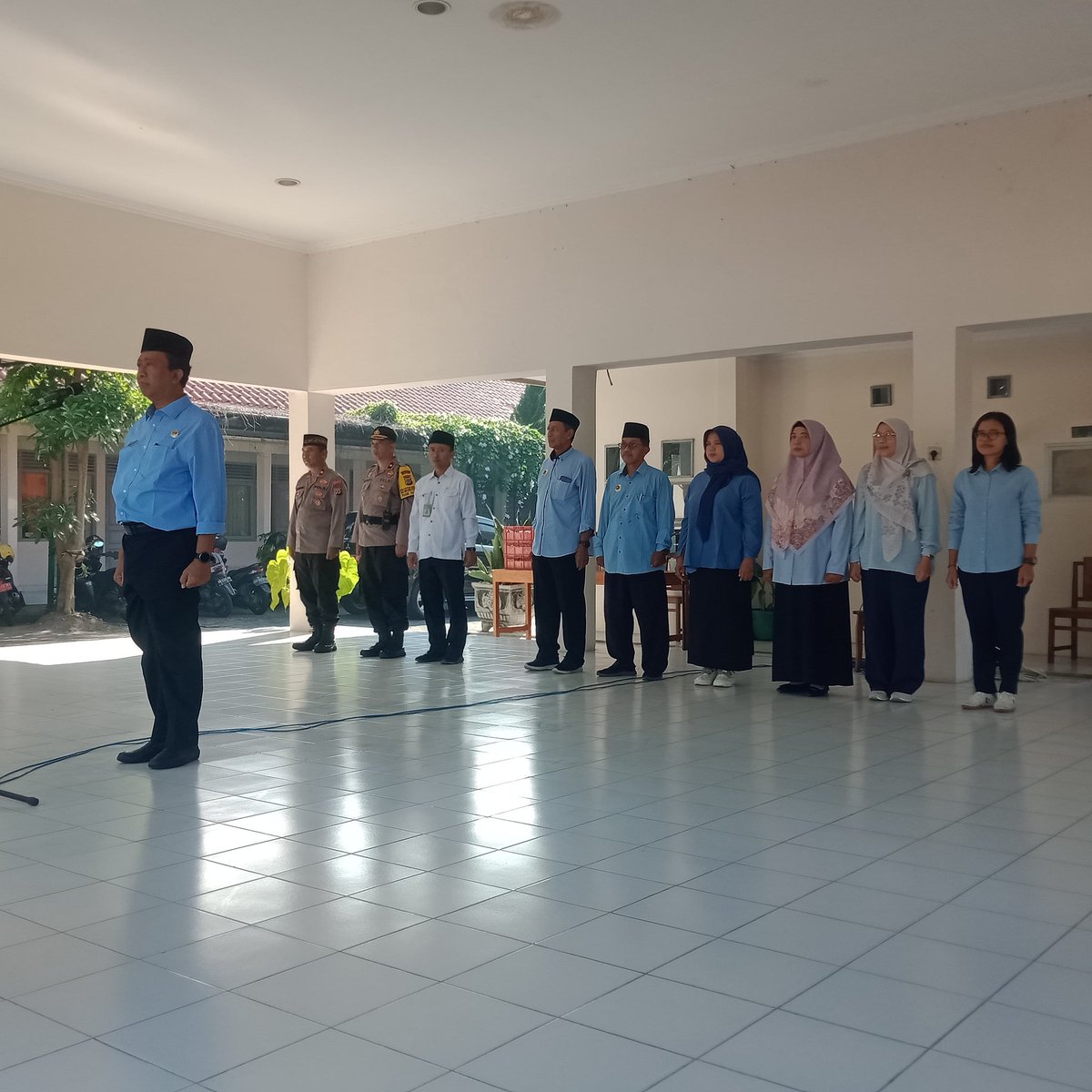 DirmanDirm97435's tweet photo. Kapolsek Bantul KOMPOL Budi Riyanto, S.Sos bersama Kanit Binmas KOMPOL Sukarto, S.IP dan Unit Binmas laksanakan apel pagi dilanjut syawalan di Kapanewon Bantul, Selasa (8/4/2025). Tingkatkan soliditas dan sinergi! #PolsekBantul #Syawalan2025 #Binmas #polresbantul @polresbantuldiy https://t.co/vEuNpfmaj1