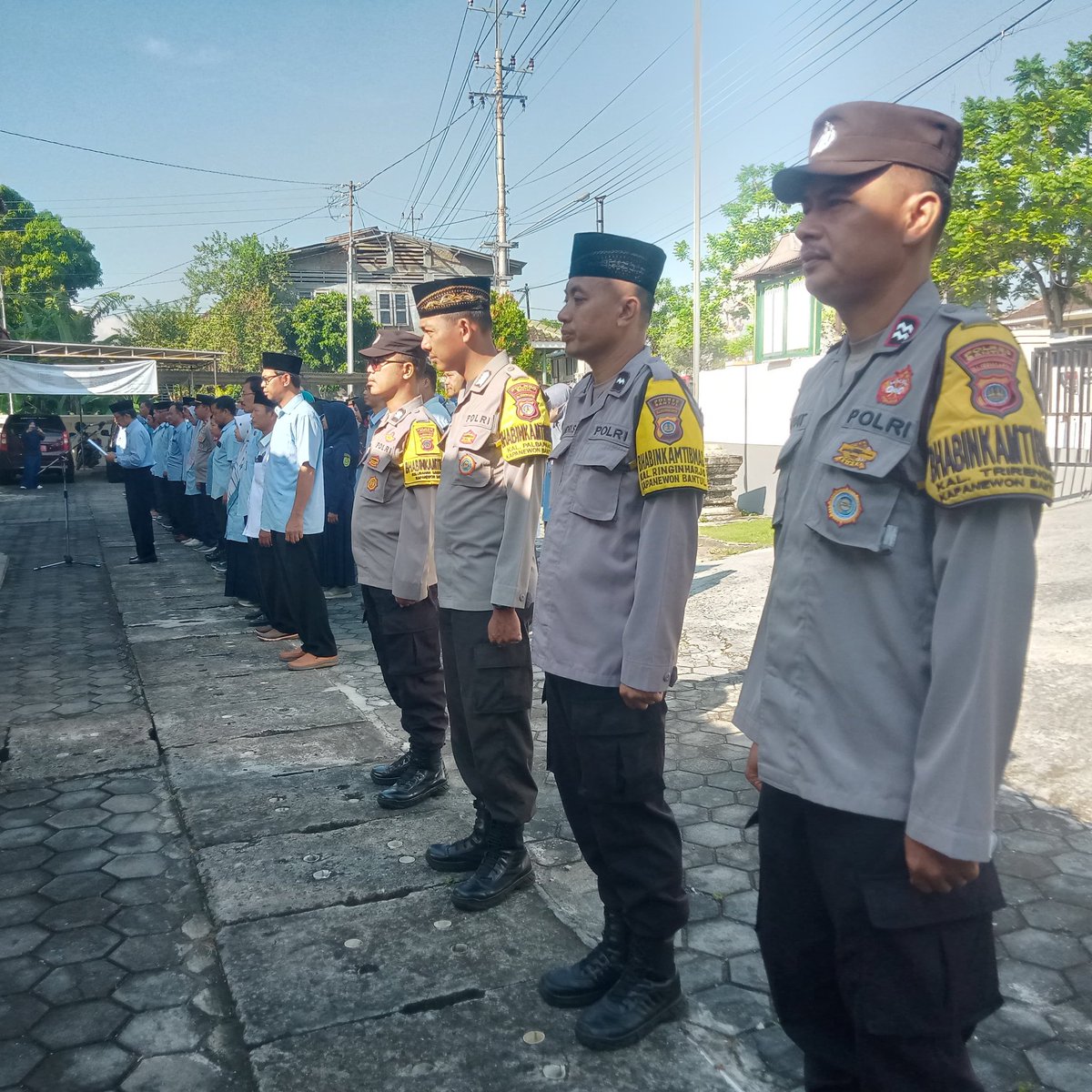 DirmanDirm97435's tweet photo. Kapolsek Bantul KOMPOL Budi Riyanto, S.Sos bersama Kanit Binmas KOMPOL Sukarto, S.IP dan Unit Binmas laksanakan apel pagi dilanjut syawalan di Kapanewon Bantul, Selasa (8/4/2025). Tingkatkan soliditas dan sinergi! #PolsekBantul #Syawalan2025 #Binmas #polresbantul @polresbantuldiy https://t.co/vEuNpfmaj1