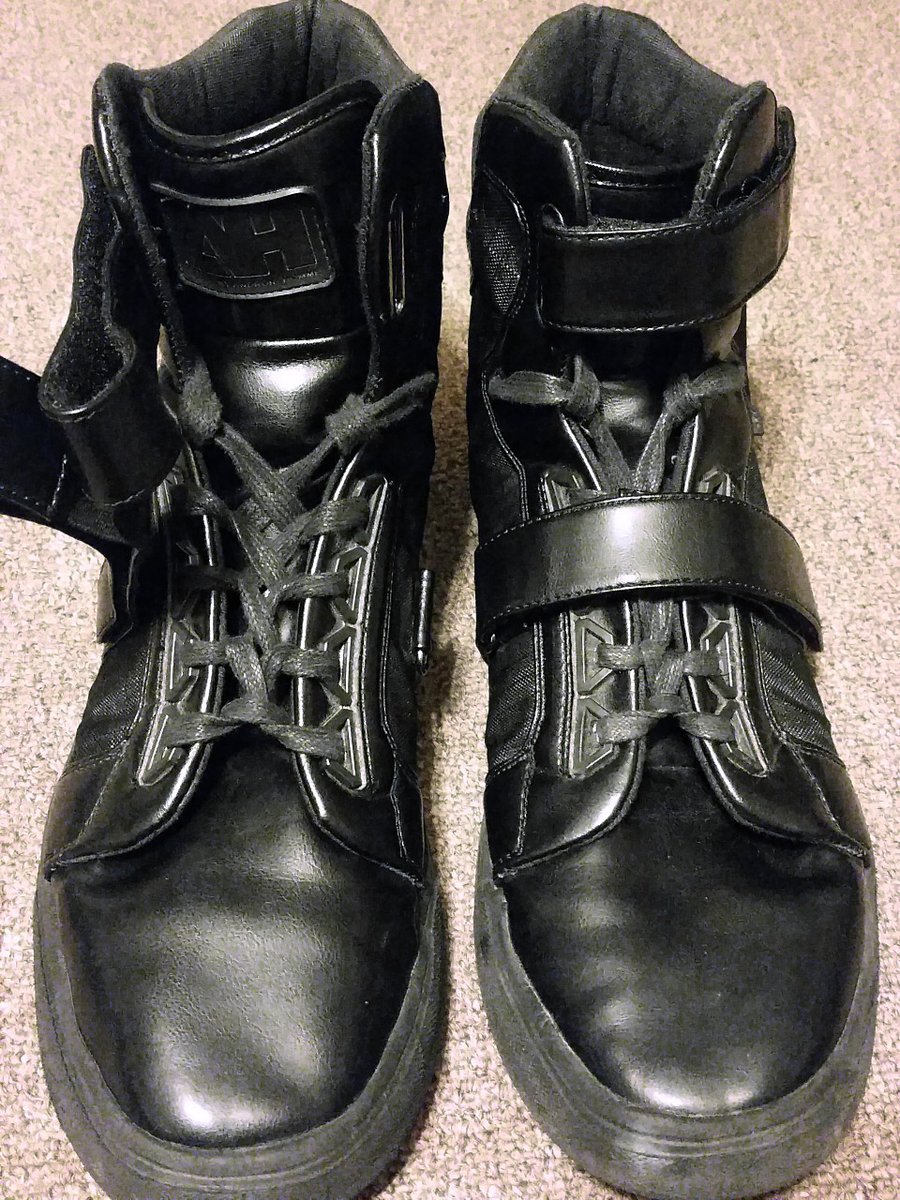 profshoelace's tweet image. Today&apos;s shoe lacing photo was contributed by Marcus in May-2016. Black Android Homme Propulsion Highs laced with black “Zipper Lacing”.
Very tight lacing with the sides of the shoes close together.
#black #androidhomme #propulsionhigh #shoes #sneakers #zipperlacing #zipper