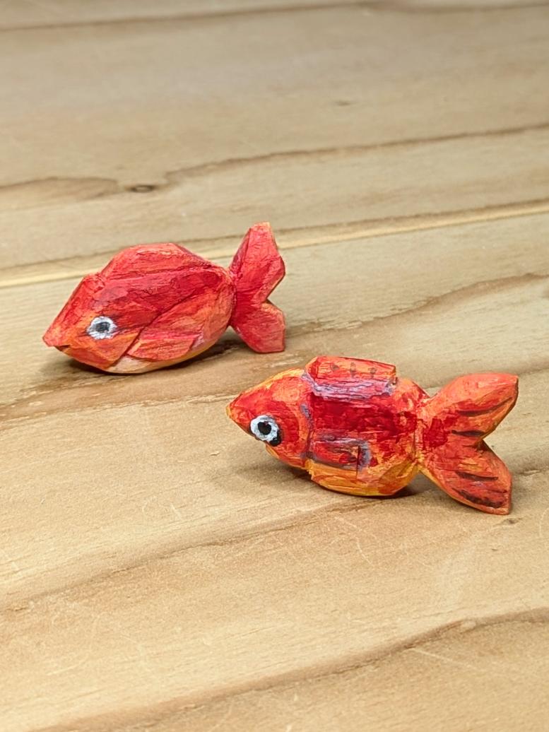 金魚の木彫りです！私の教室ではじめに作る魚の筆置きを金魚にしてくれました。
#木彫り教室生徒作品