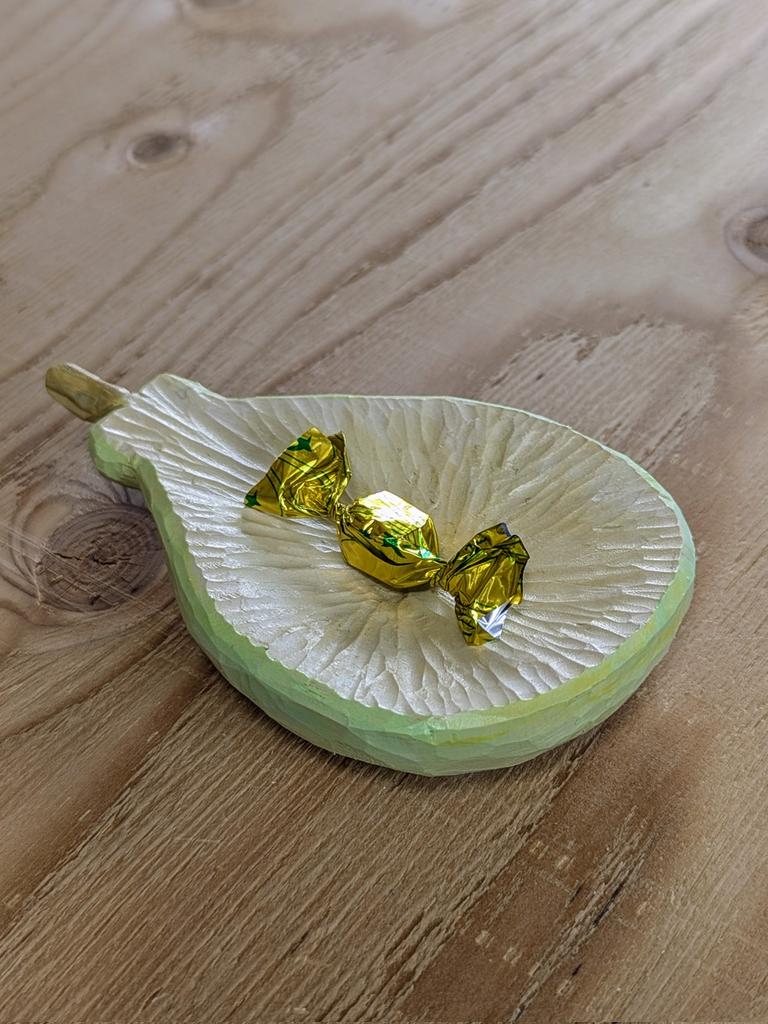 木彫りの洋梨のお皿です！
#木彫り教室生徒作品