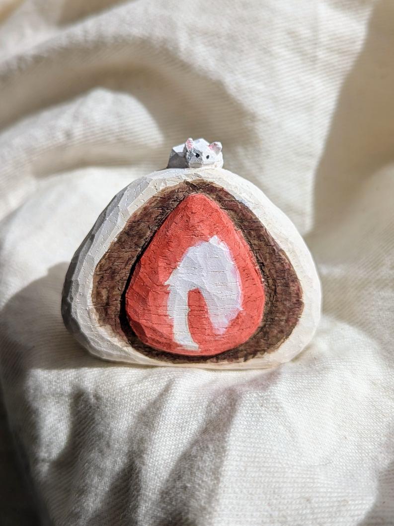 大きないちご大福と小さな猫の木彫りです！
#木彫り教室生徒作品