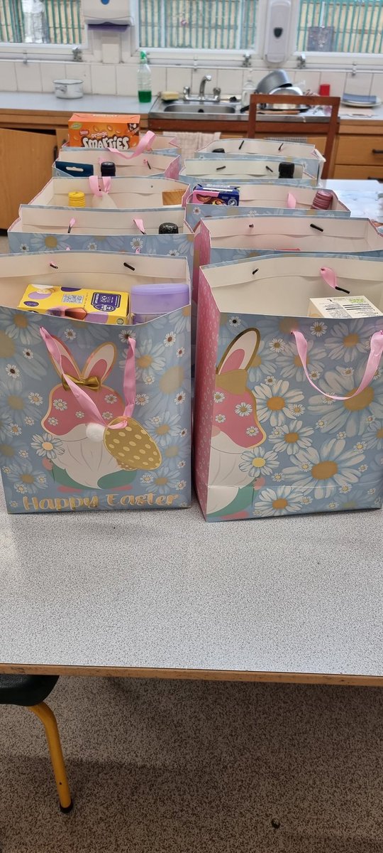 Gwobrau bingo yn barod ar gyfer heno.  Drysau yn agor am 6.  Croeso i bawb.
Bingo prizes ready for tonight. Doors open at 6.  Everyone welcome.😀😀