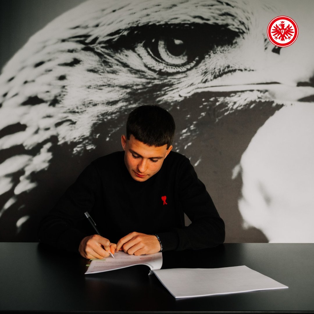 eintracht_lz's tweet photo. Auf Achtelfinal-Einzug folgt Vertragsverlängerung 🙌

Benjamin Dzanovic, der in dieser Saison bereits an elf Liga-Toren der A-Junioren beteiligt war, bleibt der U19 auch für die kommende Spielzeit erhalten 🤩

#SGE #sgeU19 https://t.co/eNn7ZohhIa
