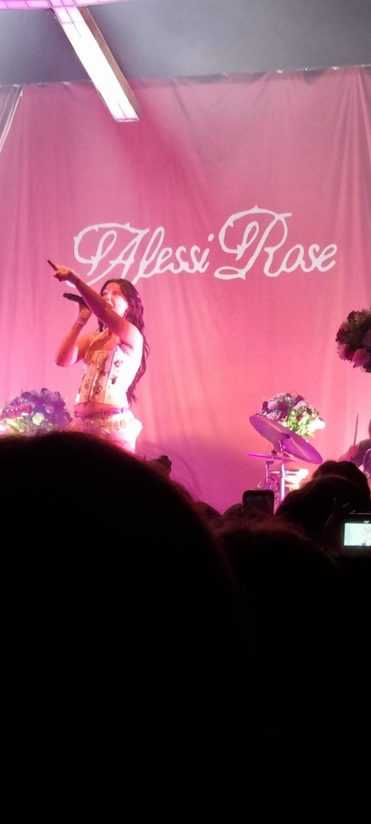 rubybejewled's tweet image. Who is this diva @alessir0se