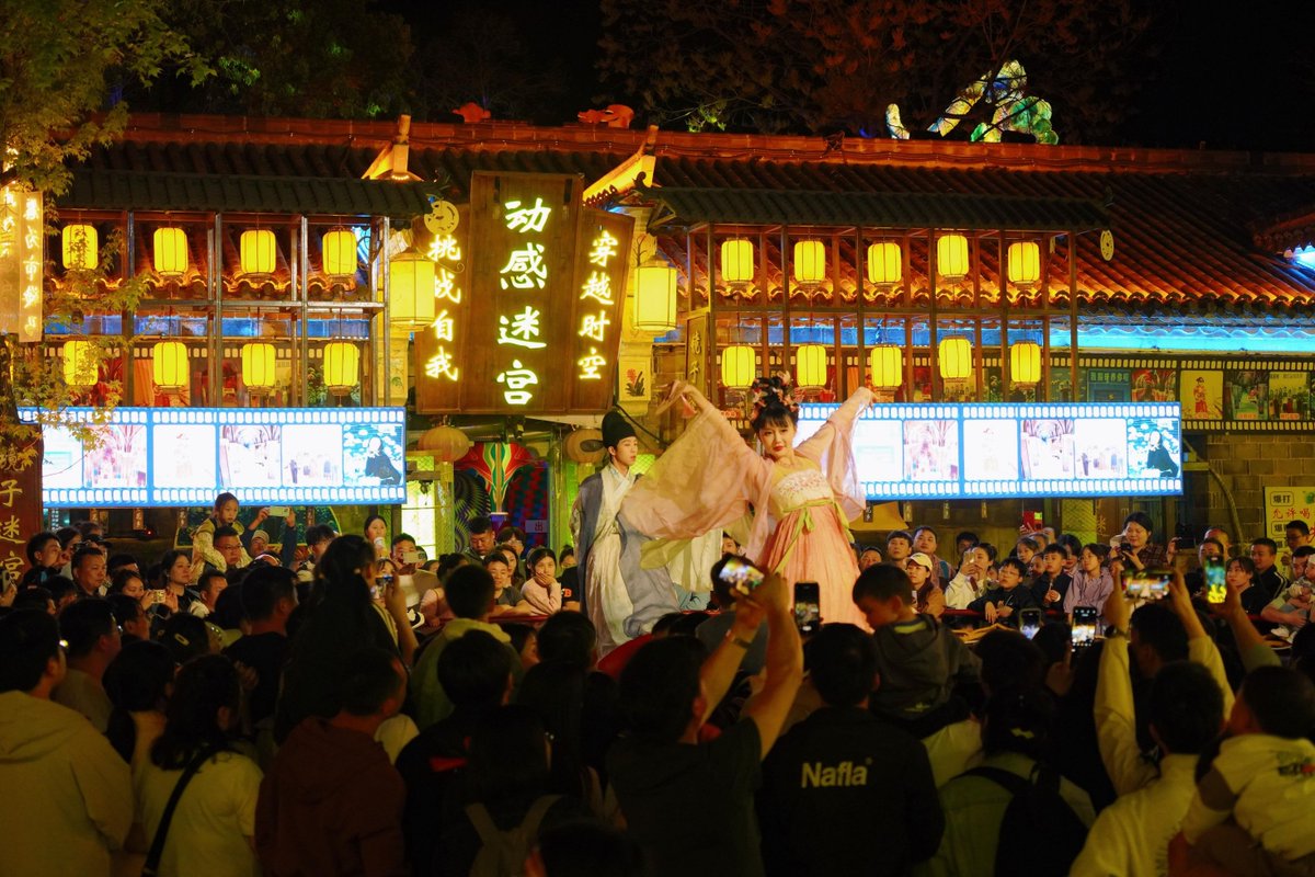 WuhanPlus's tweet photo. #Wuhan's #Spring outing is in full swing, with visitors flocking to scenic areas for flower viewing, camping, and magical night tours. 🌼⛺#SpringInWuhan #WuhanPlus #VisitWuhan https://t.co/pg9X2VIfOU