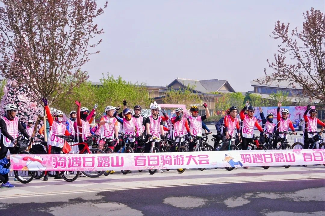 WuhanPlus's tweet photo. #Wuhan's #Spring outing is in full swing, with visitors flocking to scenic areas for flower viewing, camping, and magical night tours. 🌼⛺#SpringInWuhan #WuhanPlus #VisitWuhan https://t.co/pg9X2VIfOU