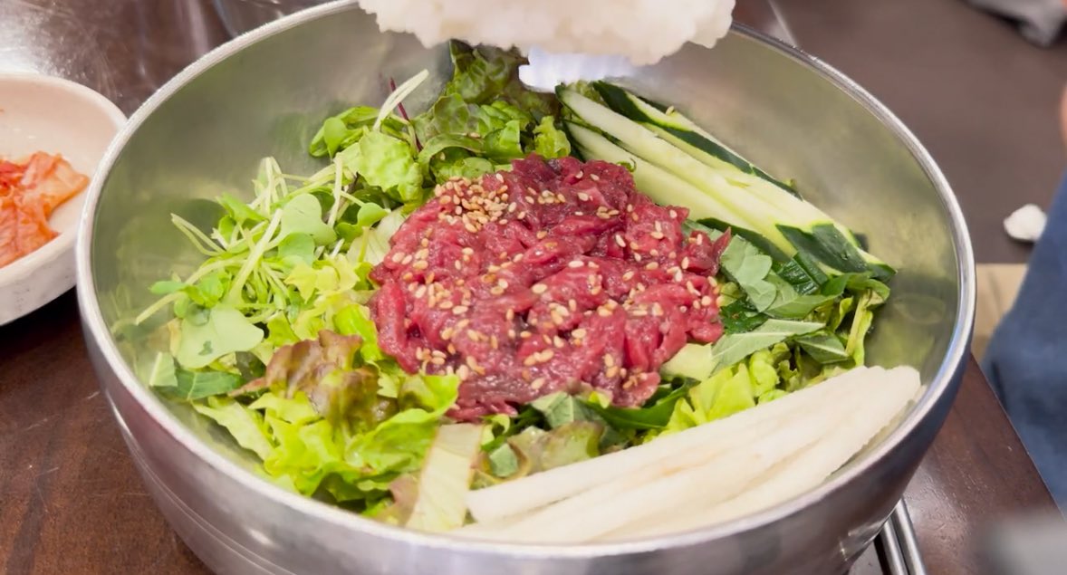 kimyotabi's tweet photo. 日本では生肉を食べられる機会が減りましたが、お隣の韓国ではまだまだ食べられます。韓牛の甘さ、旨み、歯応え、思い出は食欲として蘇る。
#buchonyukhoe #ユッケ #ユッケビビンバ #ソウル #韓国 #韓国グルメ
https://t.co/jLIlayvNq0 https://t.co/26RIoos8s3