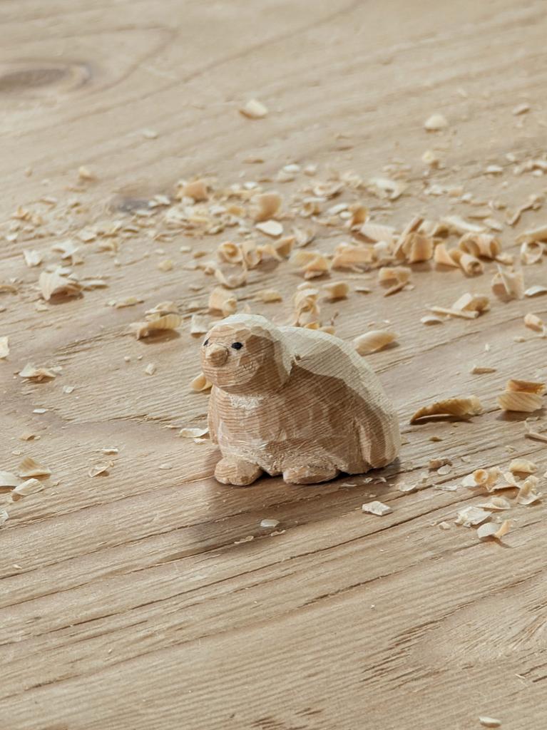 生まれたてのフンボルトペンギンの雛の木彫りです！
#木彫り教室生徒作品