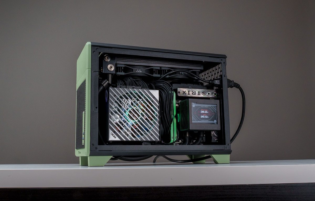 Thermaltake_UK_'s tweet photo. Thermaltake TR100 Macha Green Mini-ITX Case
Compact and stylish all in 1 case
📸 @pcwerkz 
@ScanComputers : https://t.co/TOABcYWdjm

#Thermaltake #tr100 #SFF #SFFPC #miniitxbuild #smallformfactorpc #CustomPCBuild #pccase https://t.co/c7xTf0rLAQ