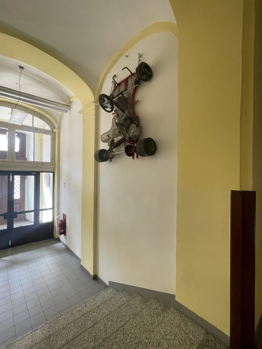 abram_uros's tweet photo. Zmeraj ko se odpravljam na pouk se sprašujem kako so na strojni šoli GJV spravili to zverino na steno. https://t.co/QpuDYOIZtk