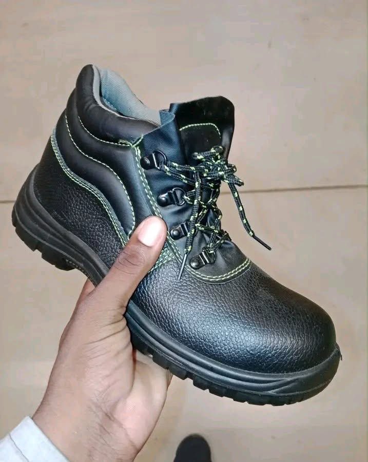 MissNtabeni's tweet photo. If this shoe is part of his work uniform, just leave him alone 😭😭 he won't take you anywhere https://t.co/KZuABf1b4k