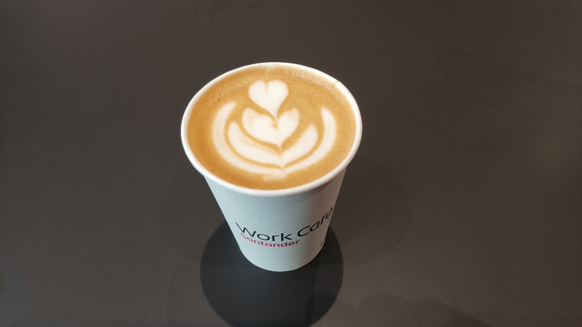 lmontoya's tweet image. El #cafelfie de hoy. Un rico #flatwhite #Santander @AromaCafes