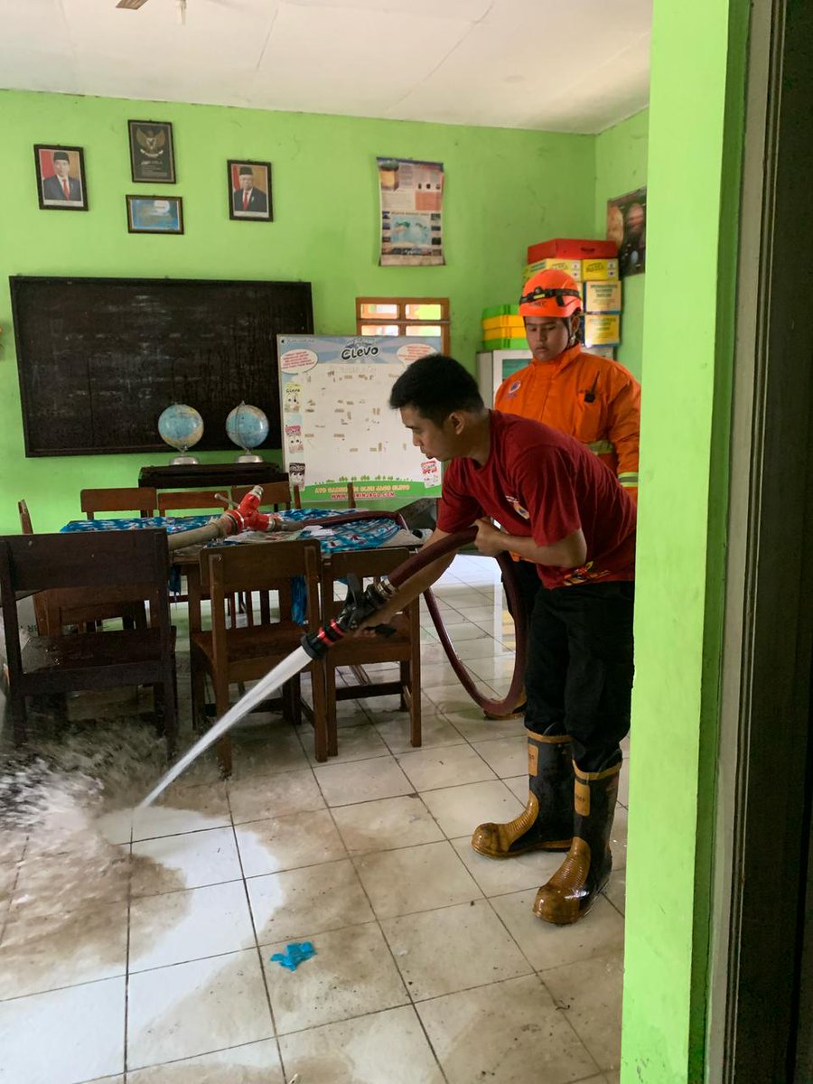 BpbdSurakarta's tweet photo. PENANGANAN
Kamis,04 April 2025 ,BPBD Kota Surakarta Melakukan Penanganan Banjir  yang berada di beberapa titik lokasi Kota Surakarta
@BNPB_Indonesia 
@bpbdjateng 
@PEMKOT_SOLO https://t.co/oBoI8PwhCm