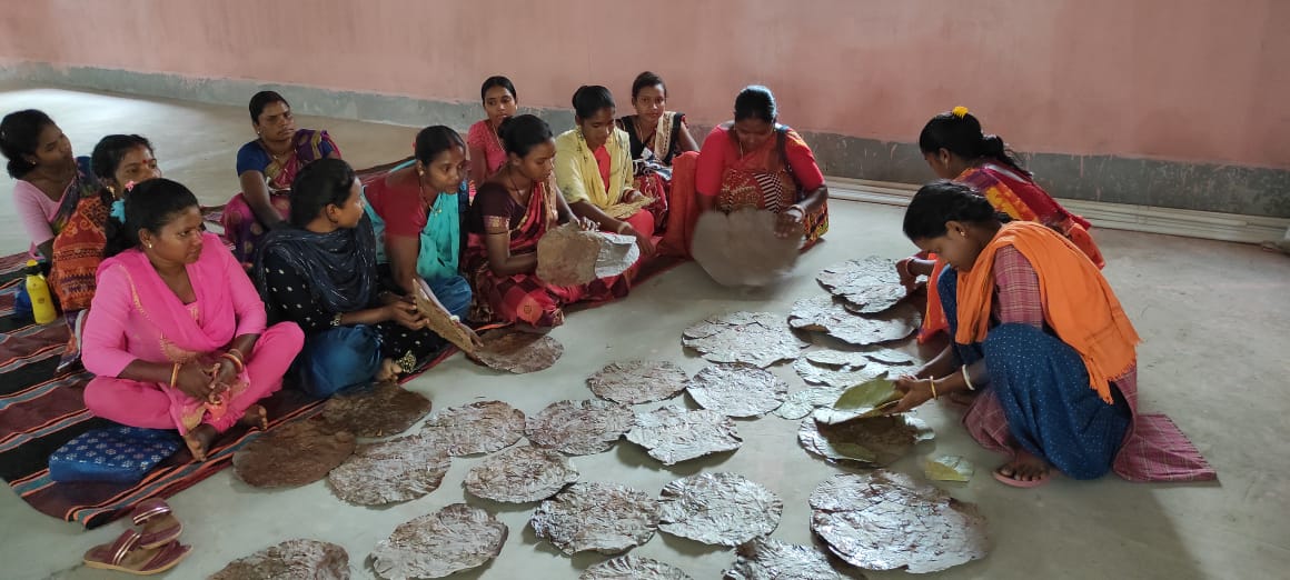 NITIAayog's tweet photo. Turning Over a New Leaf: East Singhbhum's Step Towards Sustainability🌿

In a quiet corner of Dhalbhumgarh block, East Singhbhum district is showing how innovation, environment and empowerment can come together to change lives.

Under the Aspirational District Programme, a new Areca Leaf Plate & Cup Manufacturing Unit has been established—bringing opportunity to tribal women and promoting sustainable practices.

Key Highlights:

📌 Empowerment in Action
200 tribal women are now trained and employed, learning valuable skills and earning stable incomes.

🏭 Green Manufacturing Hub
A modern 2400 sq. ft. facility with 6 automatic machines, storage, packaging, and training space — built to support production and growth.

🍃 Eco-Friendly Products, Real Impact
Replacing plastic with biodegradable leaf products. Supporting forest conservation and sustainable use of natural resources.

🤝 Led by Local Leadership
The Divisional Forest Office (DFO) is leading the project, ensuring strong local engagement and smooth implementation.

NITI Aayog proudly recognizes East Singhbhum’s efforts in combining sustainability with inclusion — creating a model of green development and women's empowerment.

From leaves to livelihoods — East Singhbhum is proving that simple ideas can lead to big change.

#PMOIndia #NITIAayog #EastSinghbhum #AspirationalDistricts #SustainableIndia #TribalEmpowerment #GreenEconomy  #TransformingIndia