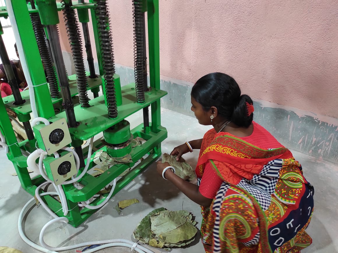 NITIAayog's tweet photo. Turning Over a New Leaf: East Singhbhum's Step Towards Sustainability🌿

In a quiet corner of Dhalbhumgarh block, East Singhbhum district is showing how innovation, environment and empowerment can come together to change lives.

Under the Aspirational District Programme, a new Areca Leaf Plate & Cup Manufacturing Unit has been established—bringing opportunity to tribal women and promoting sustainable practices.

Key Highlights:

📌 Empowerment in Action
200 tribal women are now trained and employed, learning valuable skills and earning stable incomes.

🏭 Green Manufacturing Hub
A modern 2400 sq. ft. facility with 6 automatic machines, storage, packaging, and training space — built to support production and growth.

🍃 Eco-Friendly Products, Real Impact
Replacing plastic with biodegradable leaf products. Supporting forest conservation and sustainable use of natural resources.

🤝 Led by Local Leadership
The Divisional Forest Office (DFO) is leading the project, ensuring strong local engagement and smooth implementation.

NITI Aayog proudly recognizes East Singhbhum’s efforts in combining sustainability with inclusion — creating a model of green development and women's empowerment.

From leaves to livelihoods — East Singhbhum is proving that simple ideas can lead to big change.

#PMOIndia #NITIAayog #EastSinghbhum #AspirationalDistricts #SustainableIndia #TribalEmpowerment #GreenEconomy  #TransformingIndia