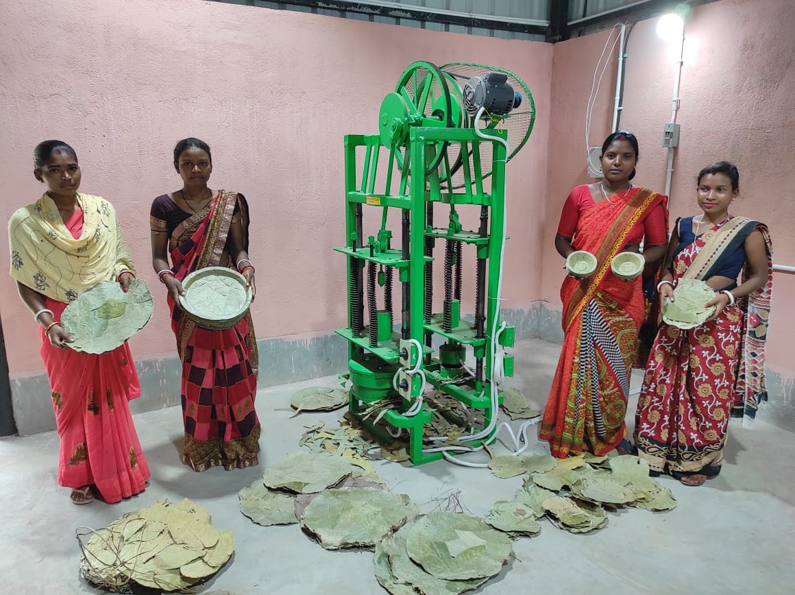 NITIAayog's tweet photo. Turning Over a New Leaf: East Singhbhum's Step Towards Sustainability🌿

In a quiet corner of Dhalbhumgarh block, East Singhbhum district is showing how innovation, environment and empowerment can come together to change lives.

Under the Aspirational District Programme, a new Areca Leaf Plate & Cup Manufacturing Unit has been established—bringing opportunity to tribal women and promoting sustainable practices.

Key Highlights:

📌 Empowerment in Action
200 tribal women are now trained and employed, learning valuable skills and earning stable incomes.

🏭 Green Manufacturing Hub
A modern 2400 sq. ft. facility with 6 automatic machines, storage, packaging, and training space — built to support production and growth.

🍃 Eco-Friendly Products, Real Impact
Replacing plastic with biodegradable leaf products. Supporting forest conservation and sustainable use of natural resources.

🤝 Led by Local Leadership
The Divisional Forest Office (DFO) is leading the project, ensuring strong local engagement and smooth implementation.

NITI Aayog proudly recognizes East Singhbhum’s efforts in combining sustainability with inclusion — creating a model of green development and women's empowerment.

From leaves to livelihoods — East Singhbhum is proving that simple ideas can lead to big change.

#PMOIndia #NITIAayog #EastSinghbhum #AspirationalDistricts #SustainableIndia #TribalEmpowerment #GreenEconomy  #TransformingIndia