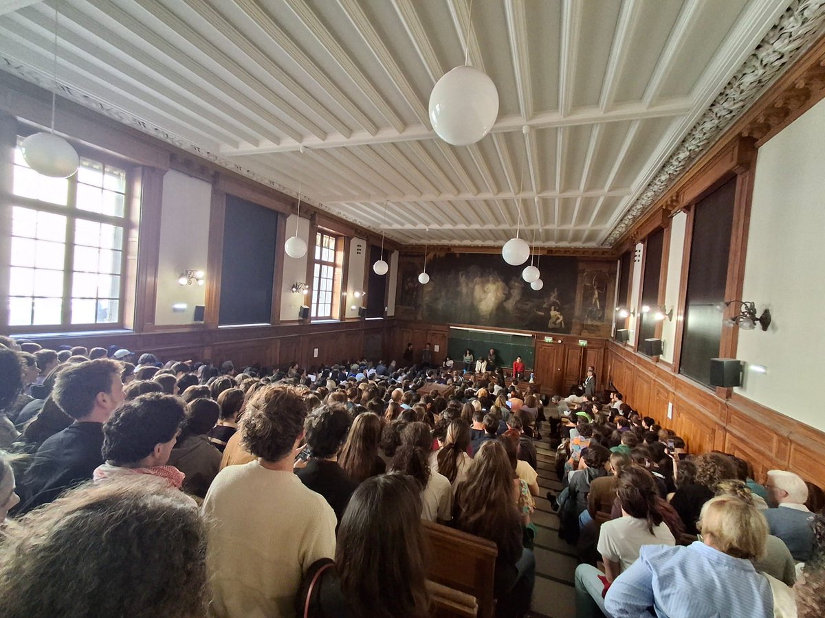 En ce moment des centaines d'étudiants et de professeurs de la Sorbonne se réunissent en Assemblée Générale contre l'austérité budgétaire, conséquence du budget du gouvernement Macron-Bayrou et de l'augmentation des crédits de guerre.