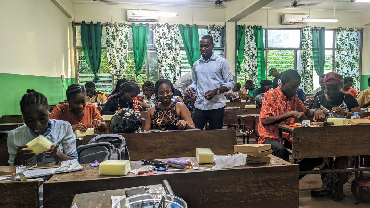 aemptg's tweet image. Belle énergie dans un bel esprit d'apprentissage !
Retour en images sur notre atelier de suture 

#atelierdesuture #suture #scome #scomelome #scometogo #aempolome #aempotogo #aempo